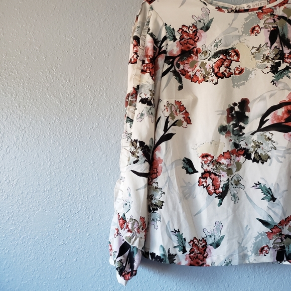 Floral watercolor ruffle sleeve keyhole blouse - Picture 3 of 6